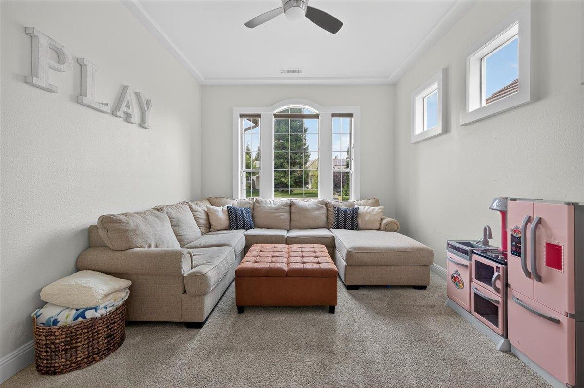 2946 Roberts Ave, Clovis, CA 93611