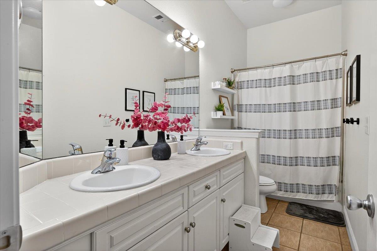 2946 Roberts Ave, Clovis, CA 93611