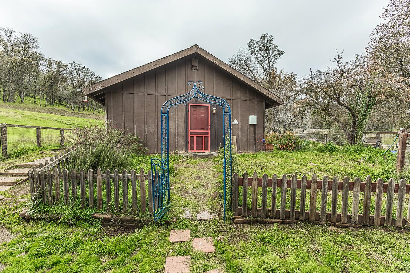 30240 Watts Valley Rd, Tollhouse, CA 93667