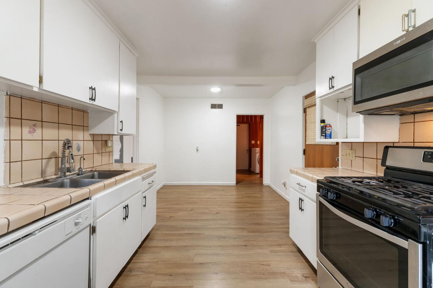 935 S Park Circle Dr, Fresno, CA 93727