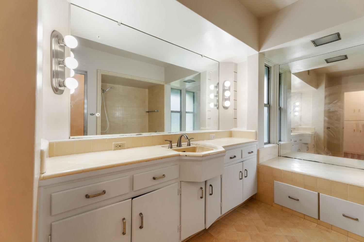 935 S Park Circle Dr, Fresno, CA 93727