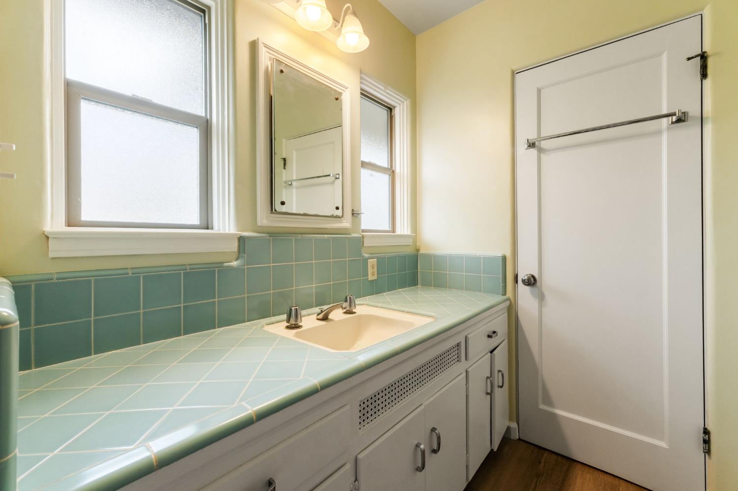 935 S Park Circle Dr, Fresno, CA 93727