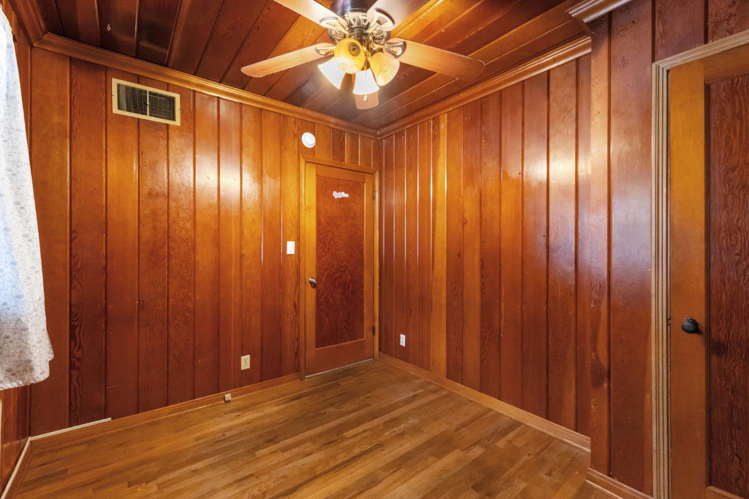 935 S Park Circle Dr, Fresno, CA 93727