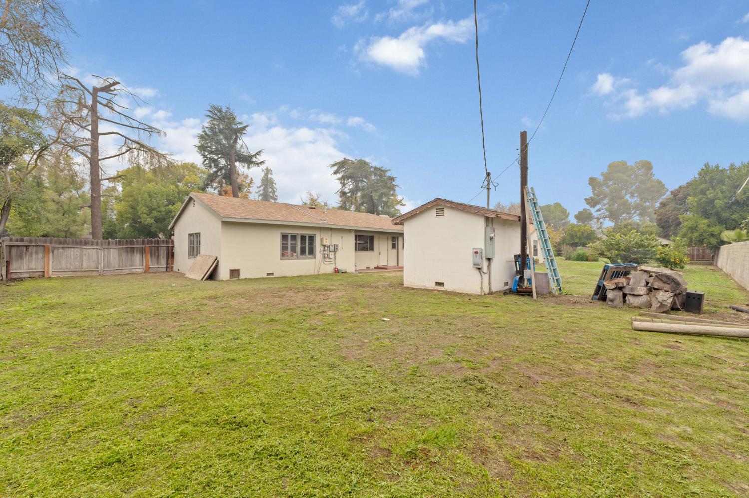 935 S Park Circle Dr, Fresno, CA 93727