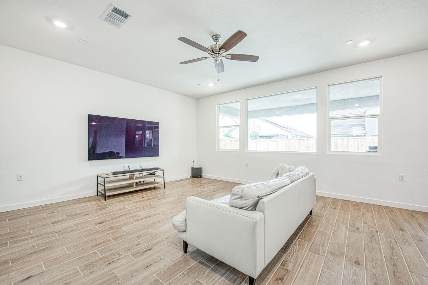 1270 Summerset Ave, Clovis, CA 93619