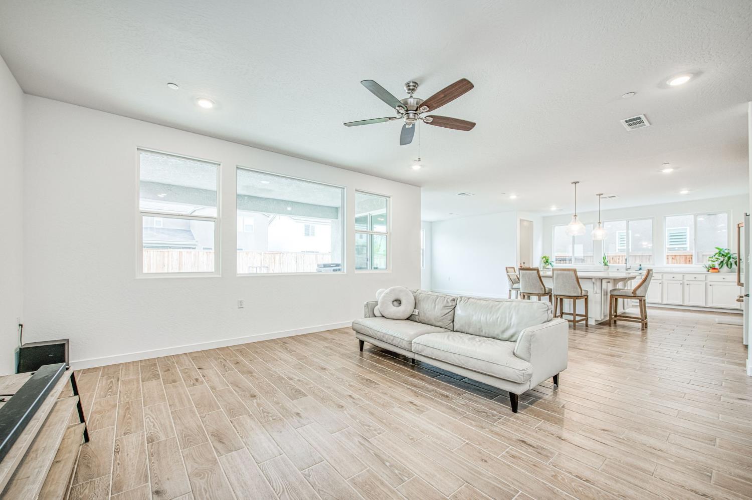 1270 Summerset Ave, Clovis, CA 93619