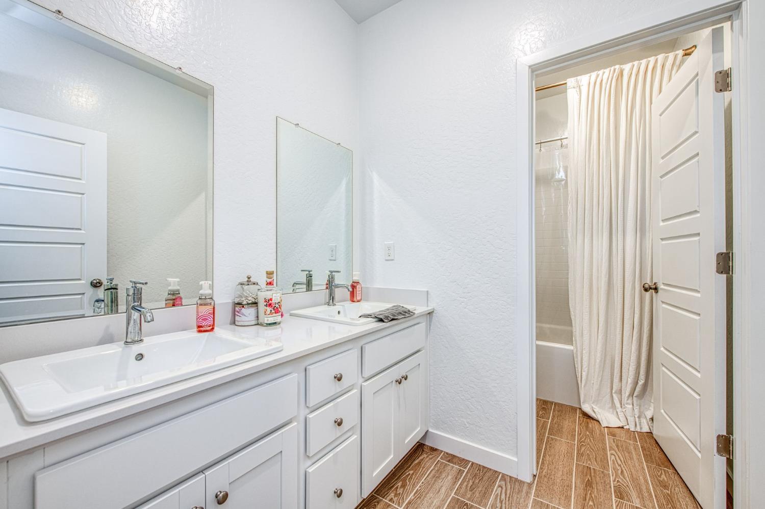 1270 Summerset Ave, Clovis, CA 93619