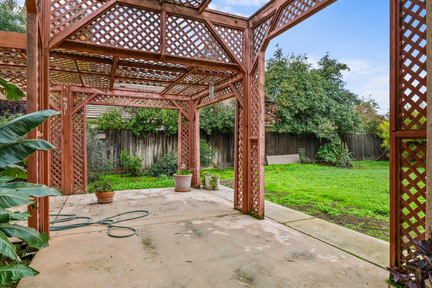 2302 E Rush Ave, Fresno, CA 93730