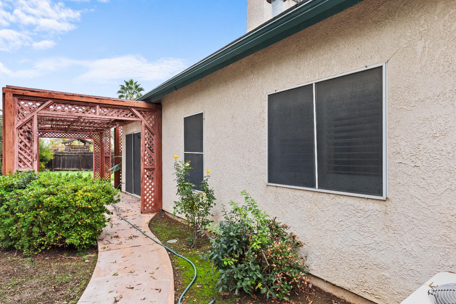 2302 E Rush Ave, Fresno, CA 93730