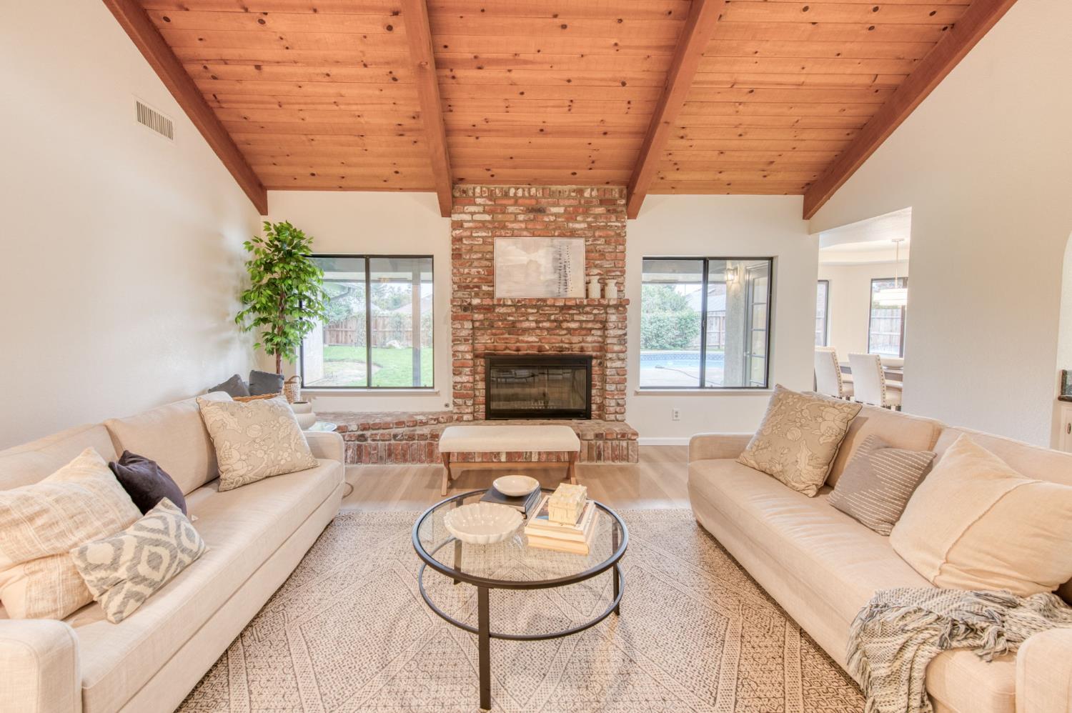 1377 E El Paso Ave, Fresno, CA 93720