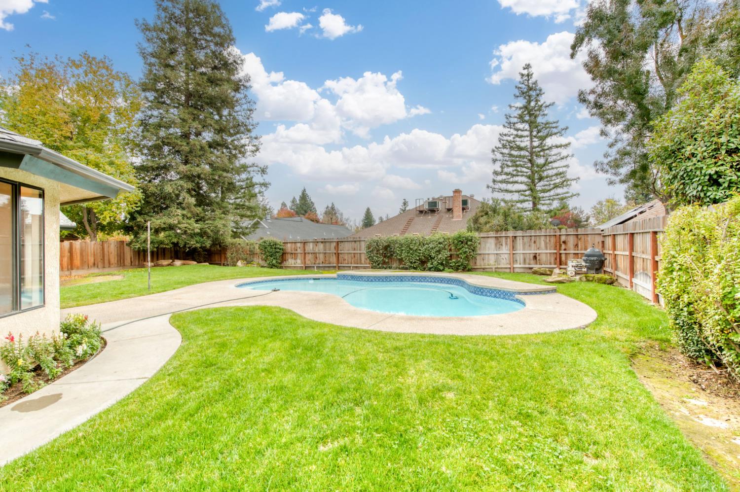 1377 E El Paso Ave, Fresno, CA 93720