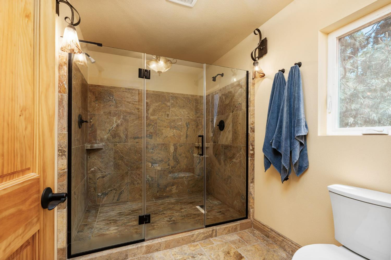 38303 Woodland Rd, Shaver Lake, CA 93664