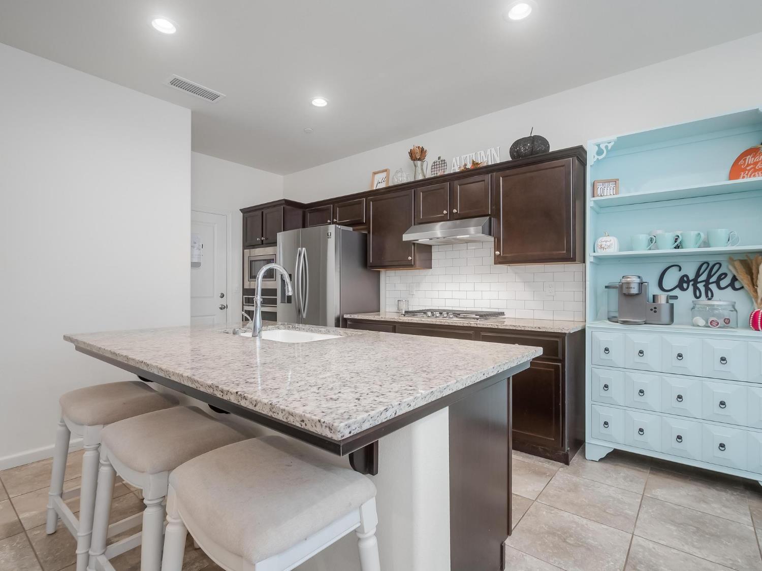 6280 E Valley Edge Dr, Fresno, CA 93727