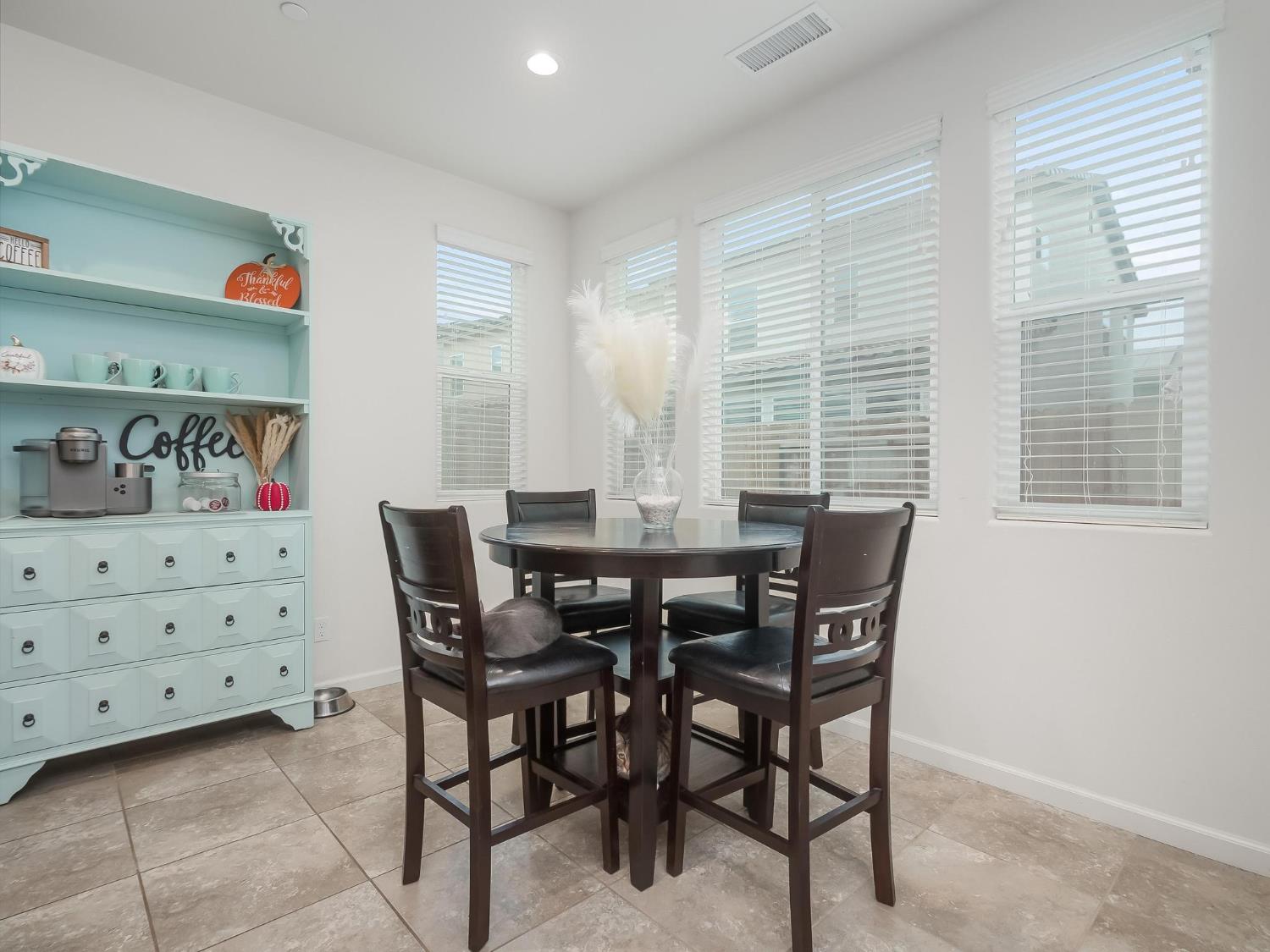 6280 E Valley Edge Dr, Fresno, CA 93727