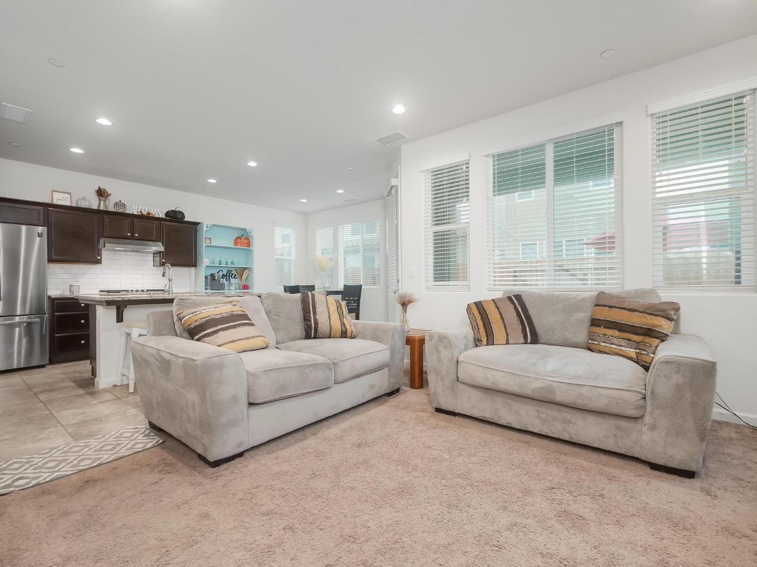 6280 E Valley Edge Dr, Fresno, CA 93727