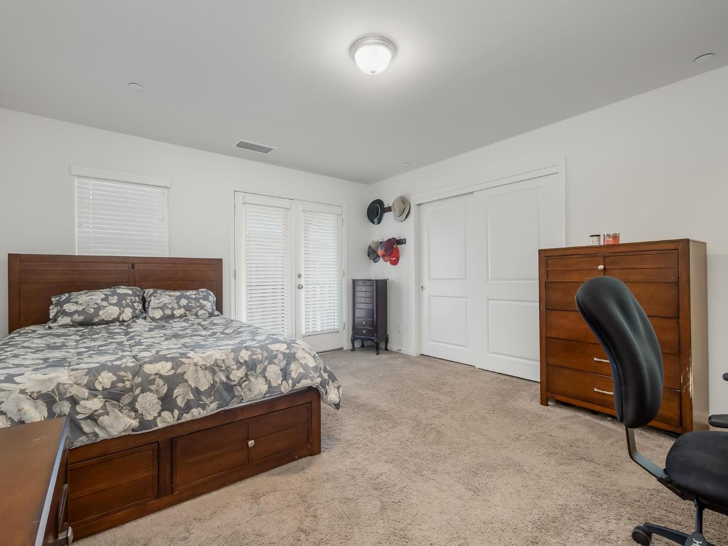 6280 E Valley Edge Dr, Fresno, CA 93727