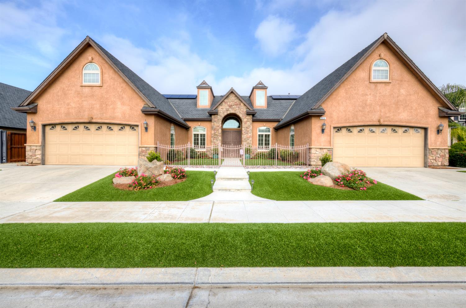 529 W Loyola Ave, Clovis, CA 93619