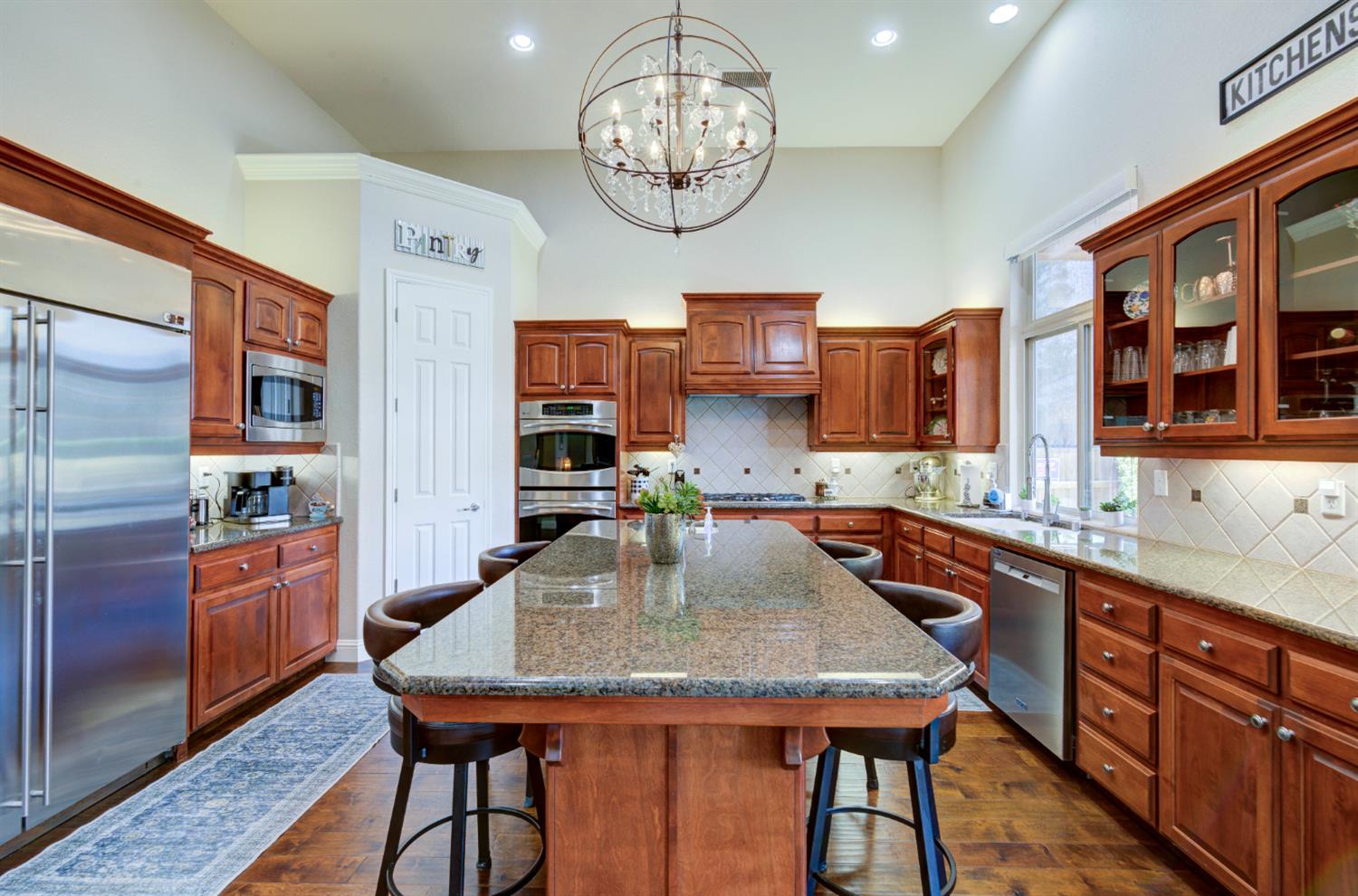 529 W Loyola Ave, Clovis, CA 93619