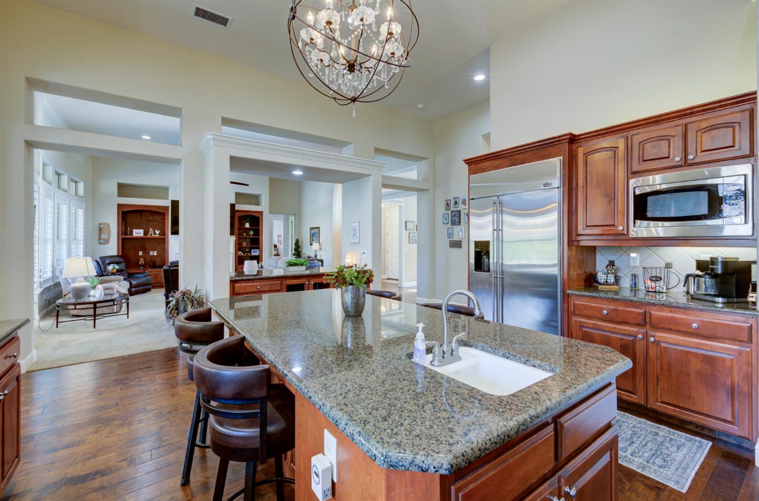 529 W Loyola Ave, Clovis, CA 93619