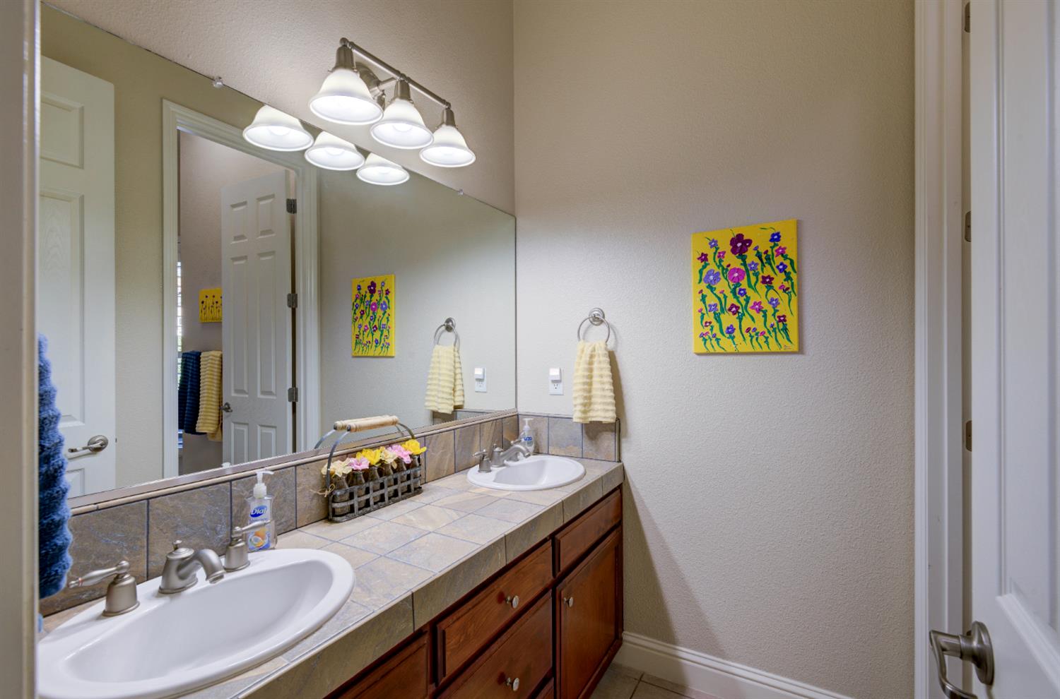 529 W Loyola Ave, Clovis, CA 93619