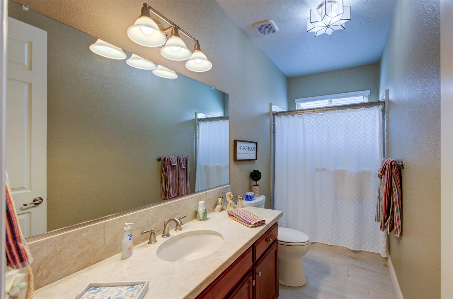 529 W Loyola Ave, Clovis, CA 93619