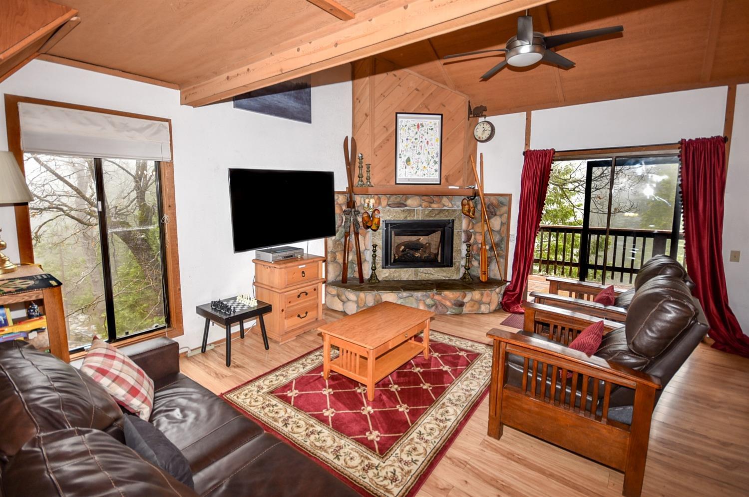 40720 Oakwoods Ln, Fresno, CA 93664