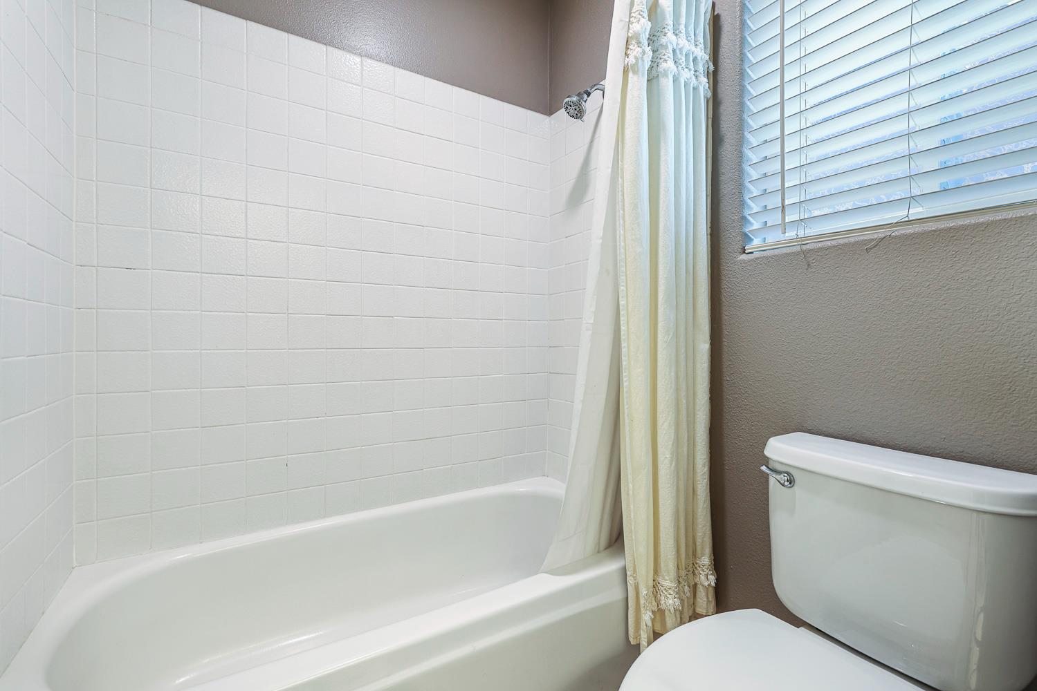 927 E Decatur Ave, Fresno, CA 93720