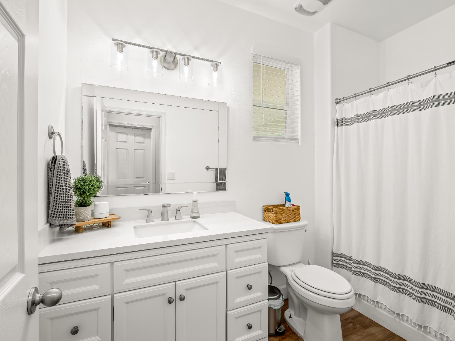 5761 W Willis Ave, Fresno, CA 93722