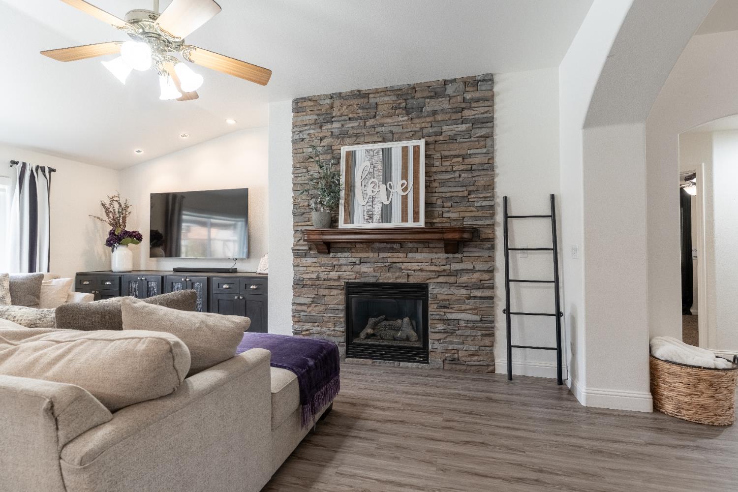 2449 Megan Ave, Clovis, CA 93611