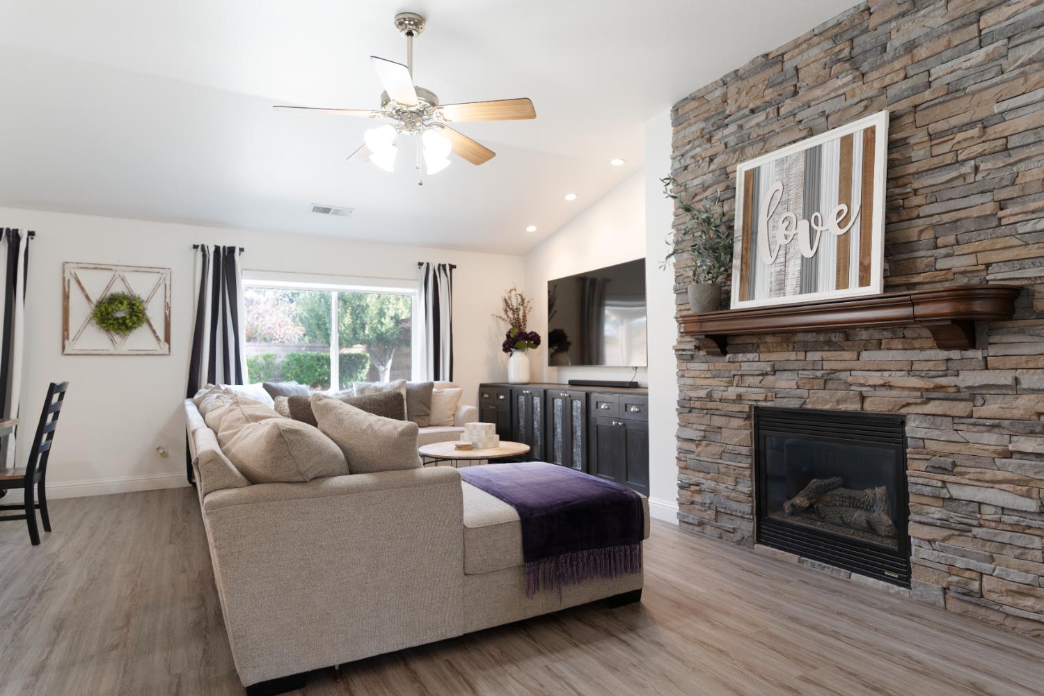 2449 Megan Ave, Clovis, CA 93611