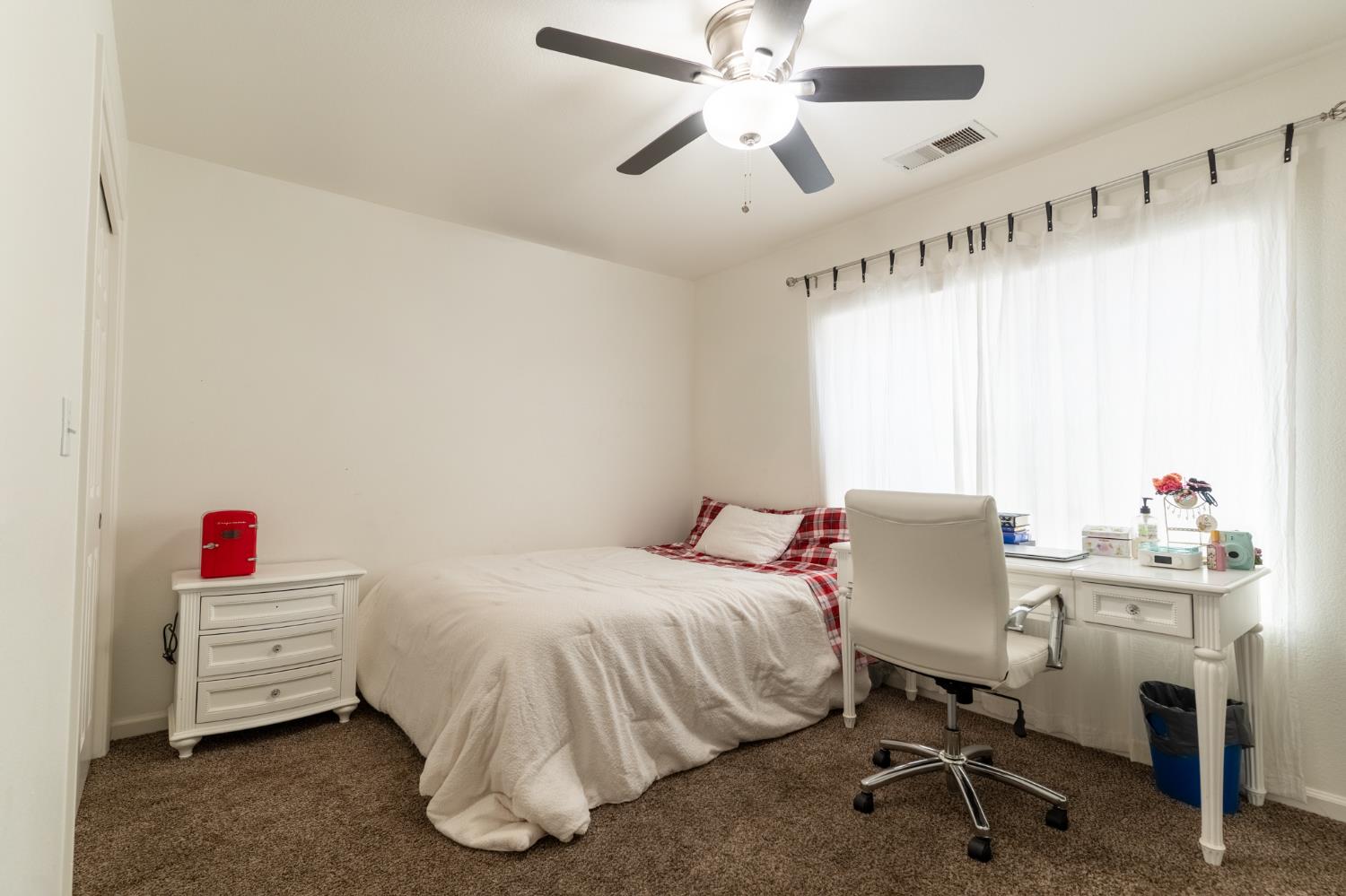 2449 Megan Ave, Clovis, CA 93611