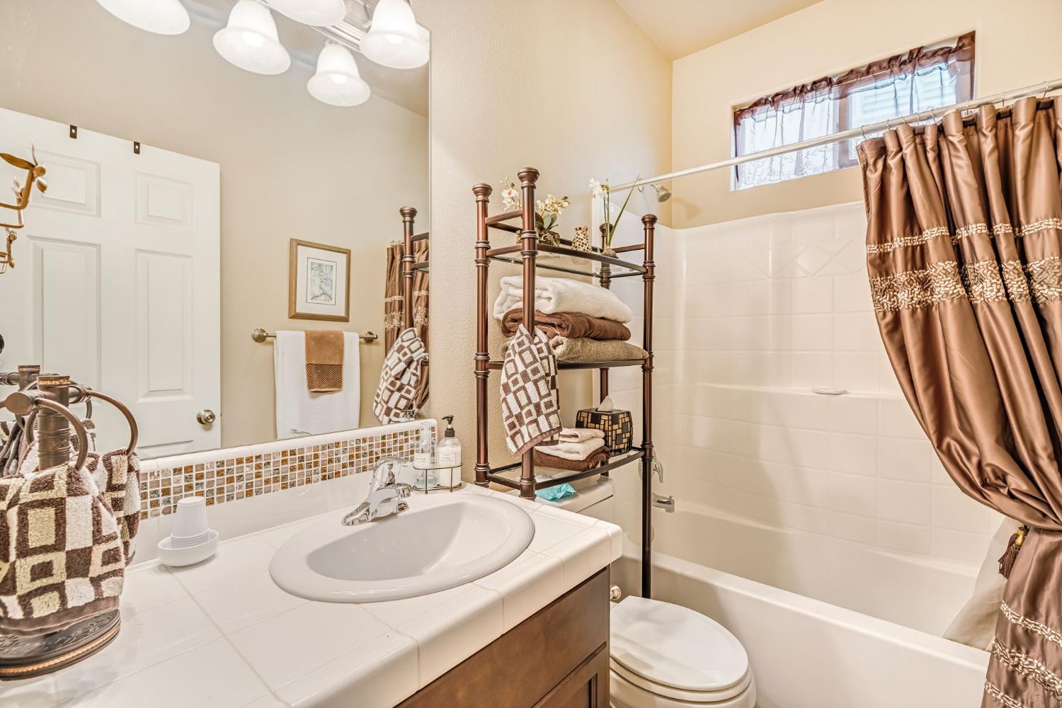 3285 W Melody Dr, Fresno, CA 93711