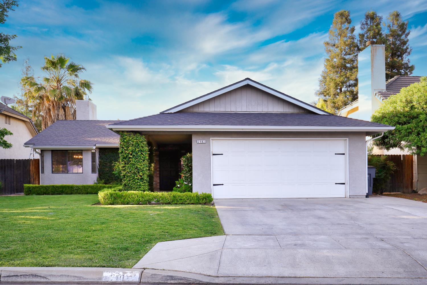 2102 E Shea Dr, Fresno, CA 93720