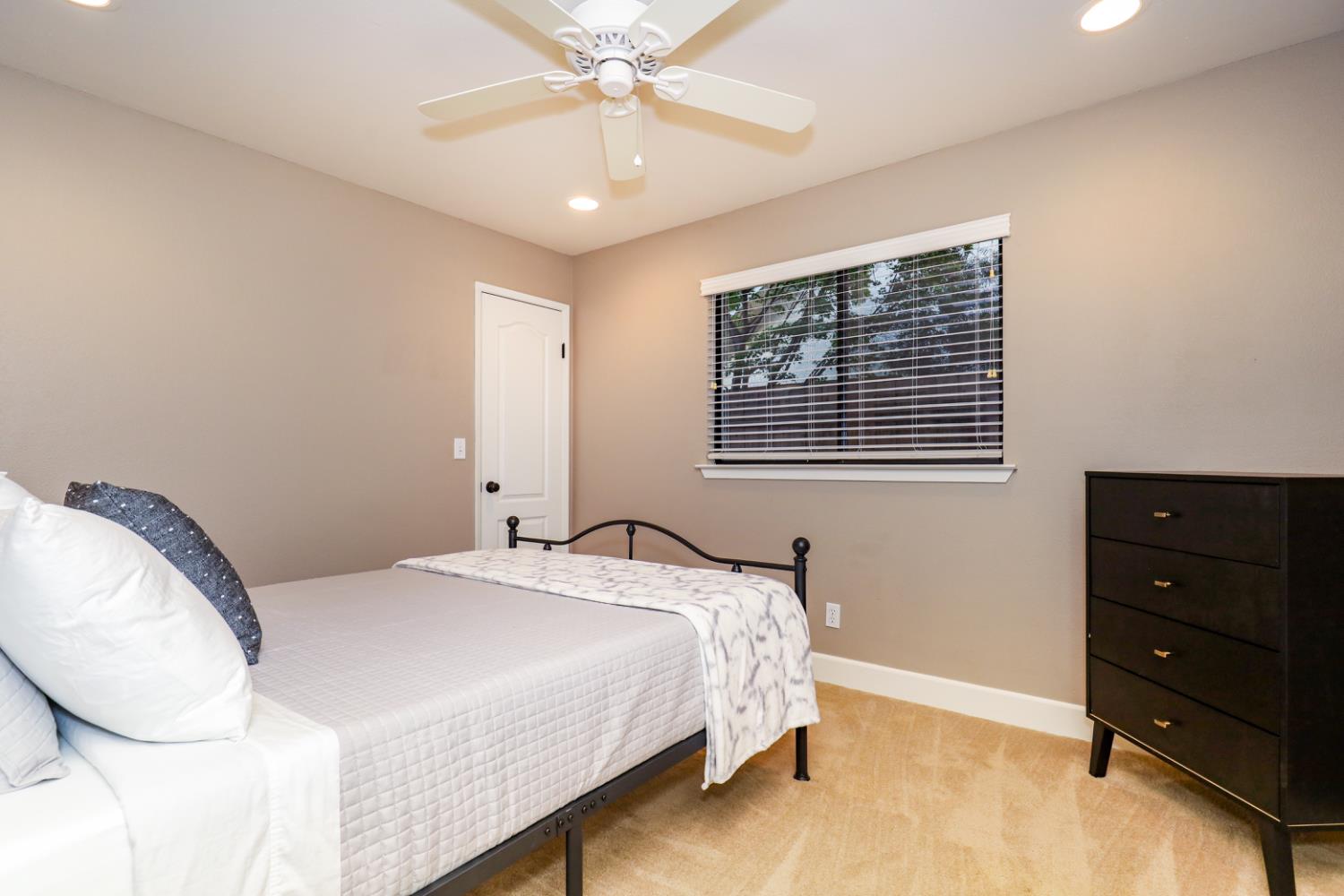 2102 E Shea Dr, Fresno, CA 93720