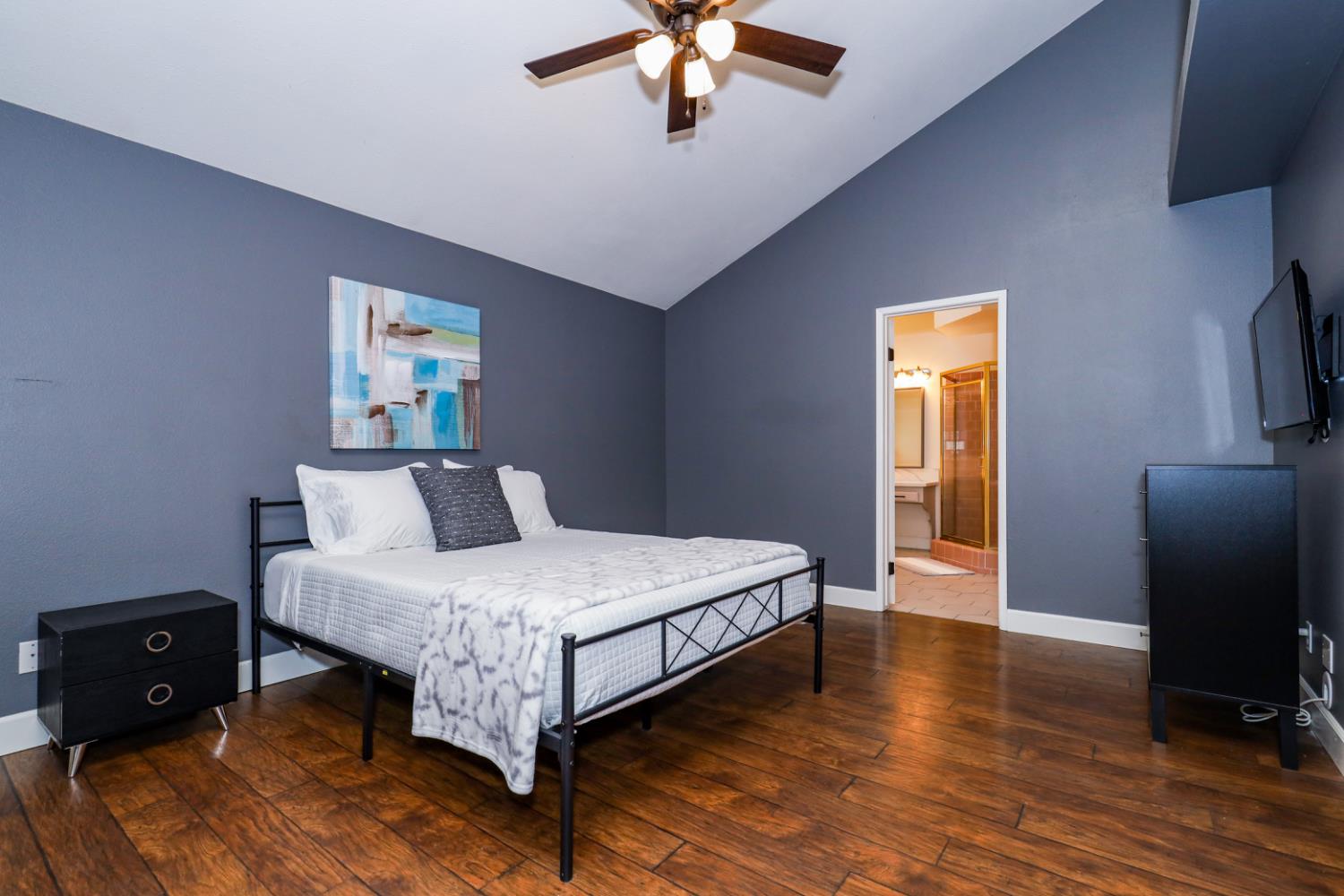 2102 E Shea Dr, Fresno, CA 93720