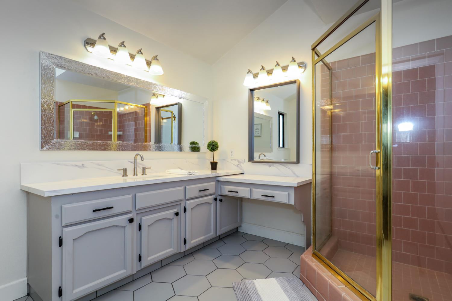 2102 E Shea Dr, Fresno, CA 93720