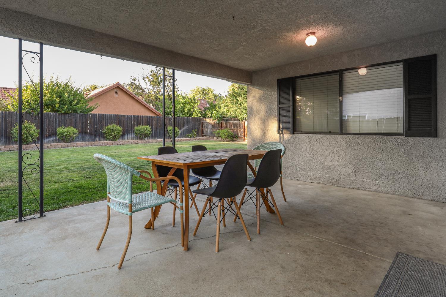 2102 E Shea Dr, Fresno, CA 93720