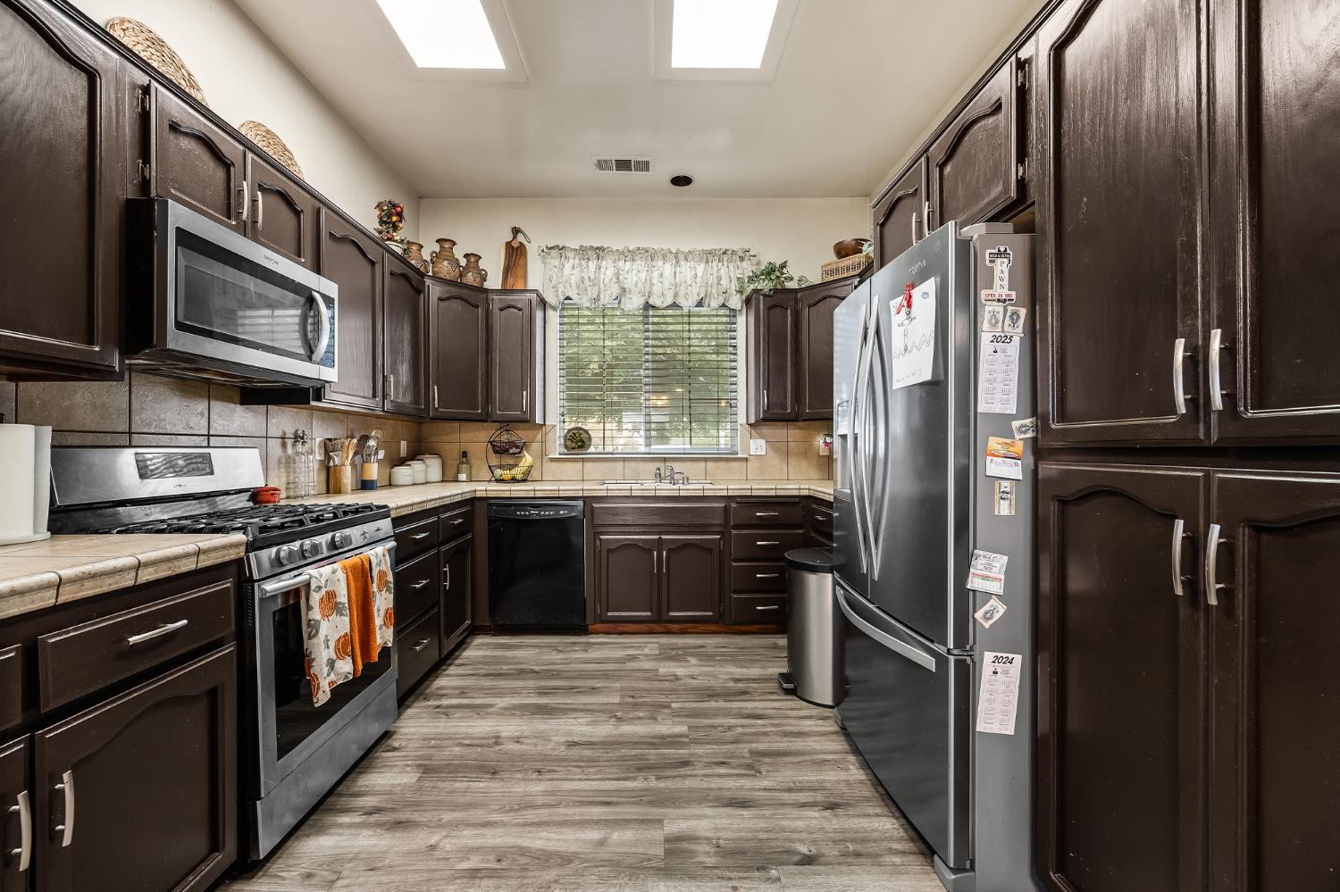 1855 N Virginia, Farmersville, CA 93223