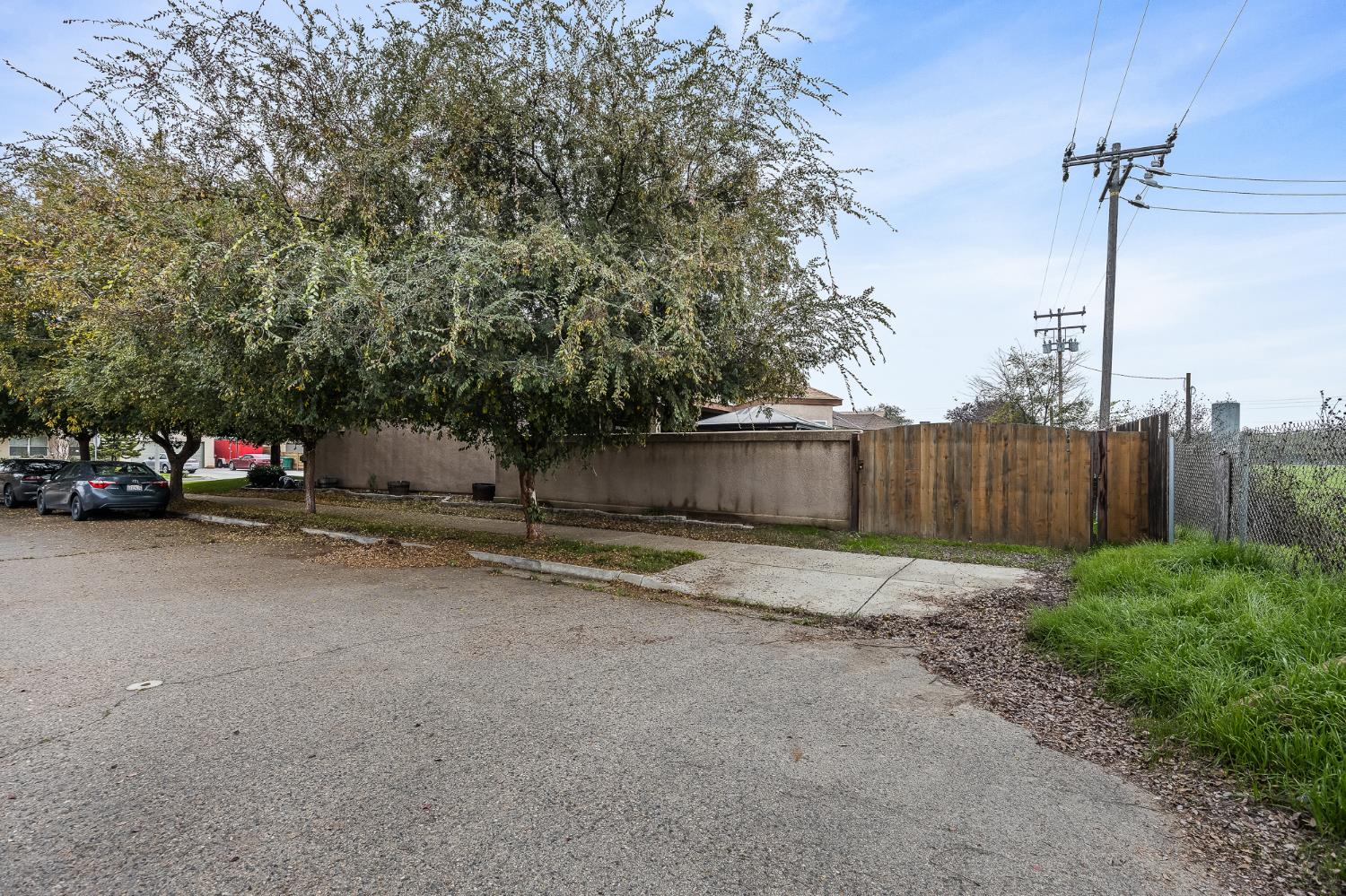 1855 N Virginia, Farmersville, CA 93223