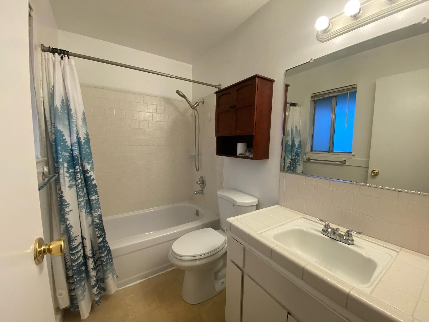 4908 N Winery Cir, Fresno, CA 93726