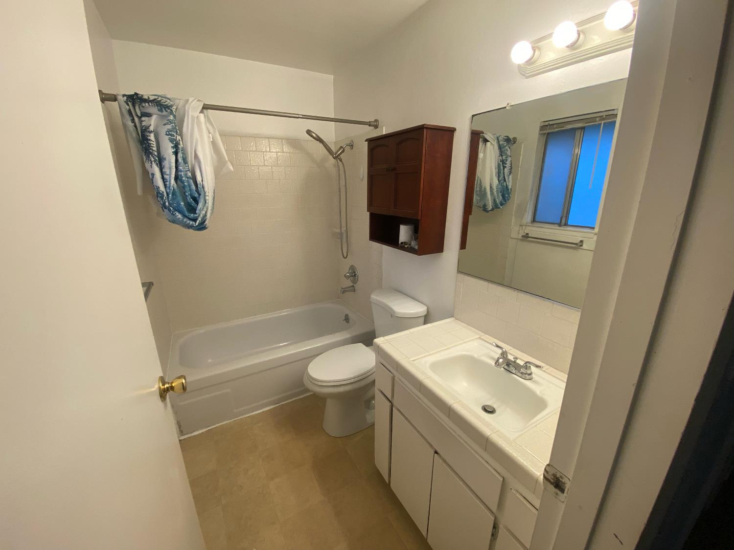 4908 N Winery Cir, Fresno, CA 93726