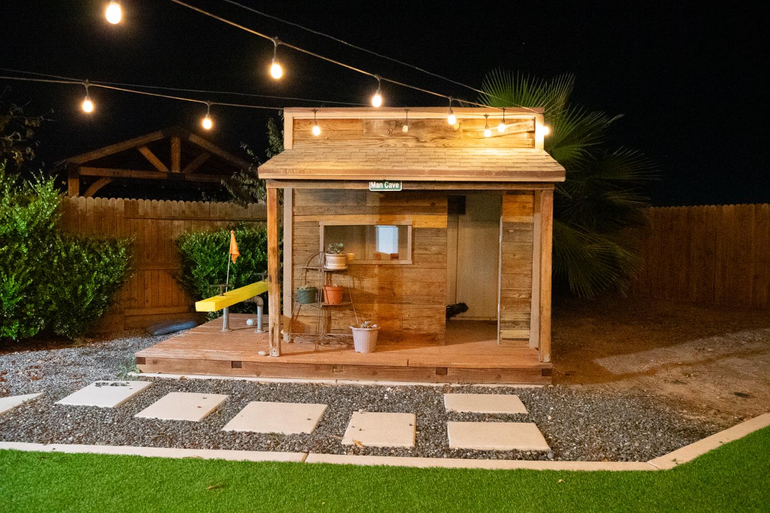 470 Daphne Ln, Lemoore, CA 93245