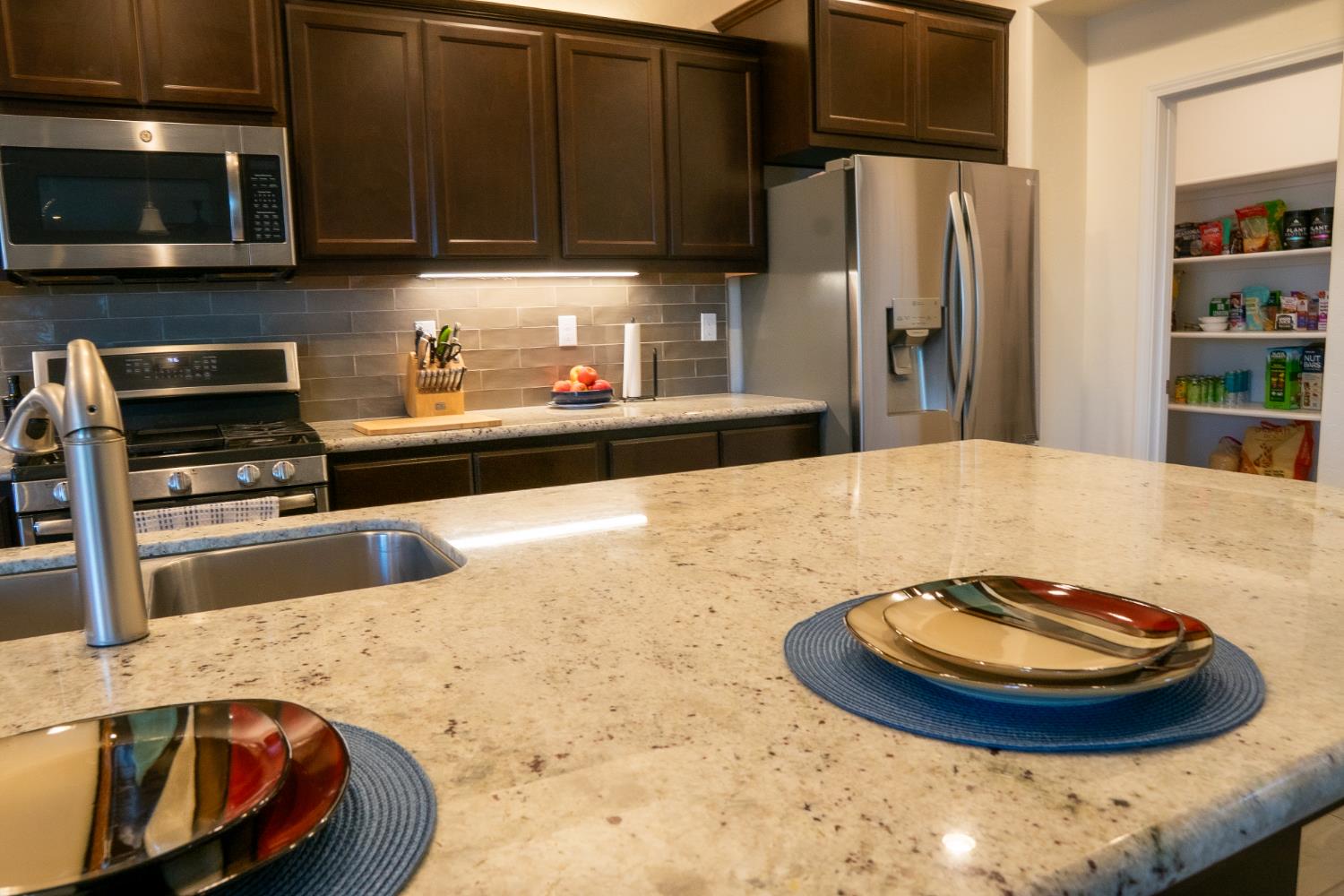 470 Daphne Ln, Lemoore, CA 93245