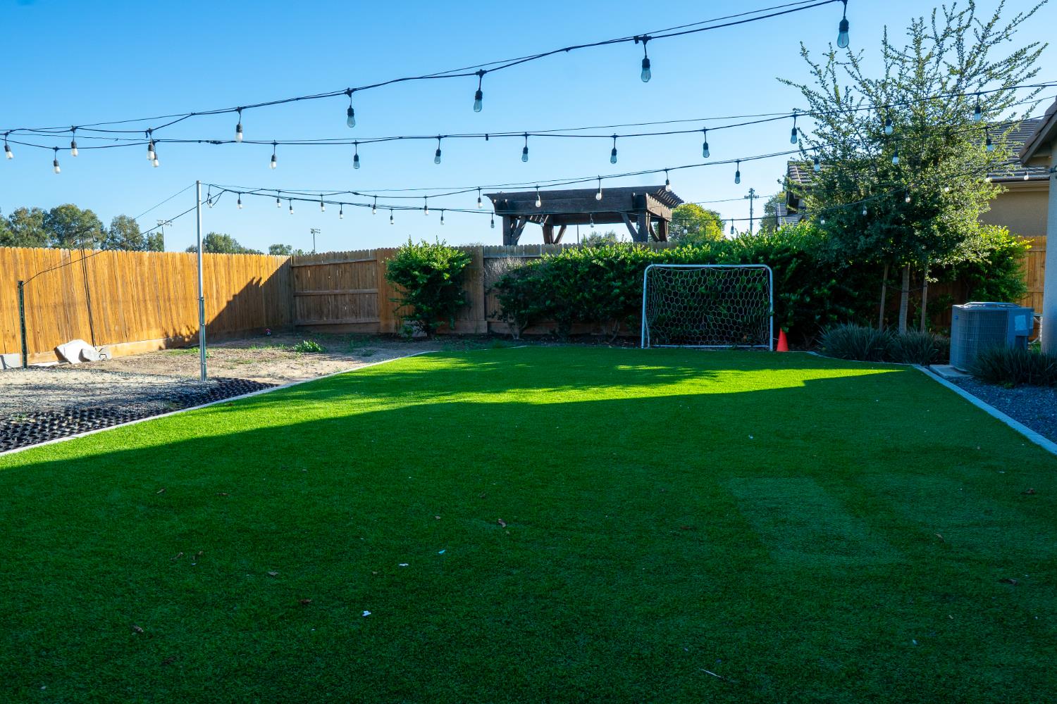 470 Daphne Ln, Lemoore, CA 93245