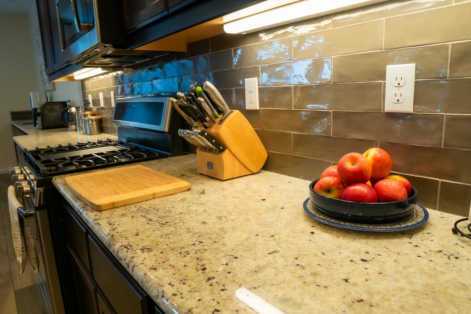 470 Daphne Ln, Lemoore, CA 93245