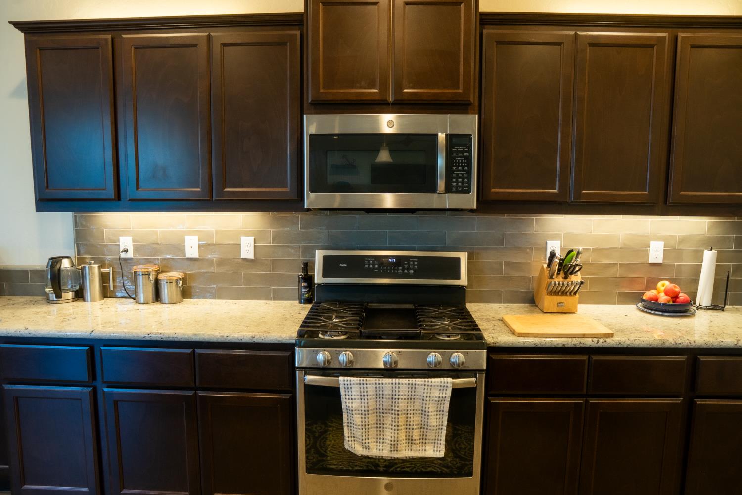 470 Daphne Ln, Lemoore, CA 93245