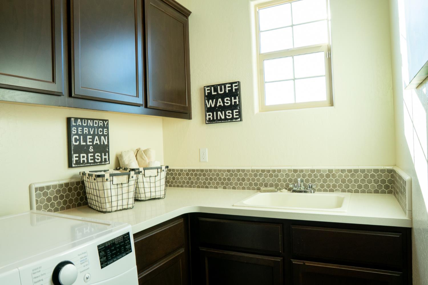 470 Daphne Ln, Lemoore, CA 93245