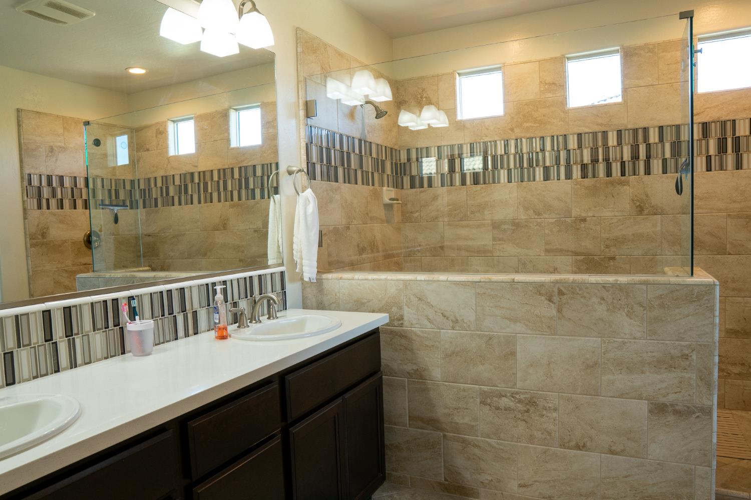 470 Daphne Ln, Lemoore, CA 93245