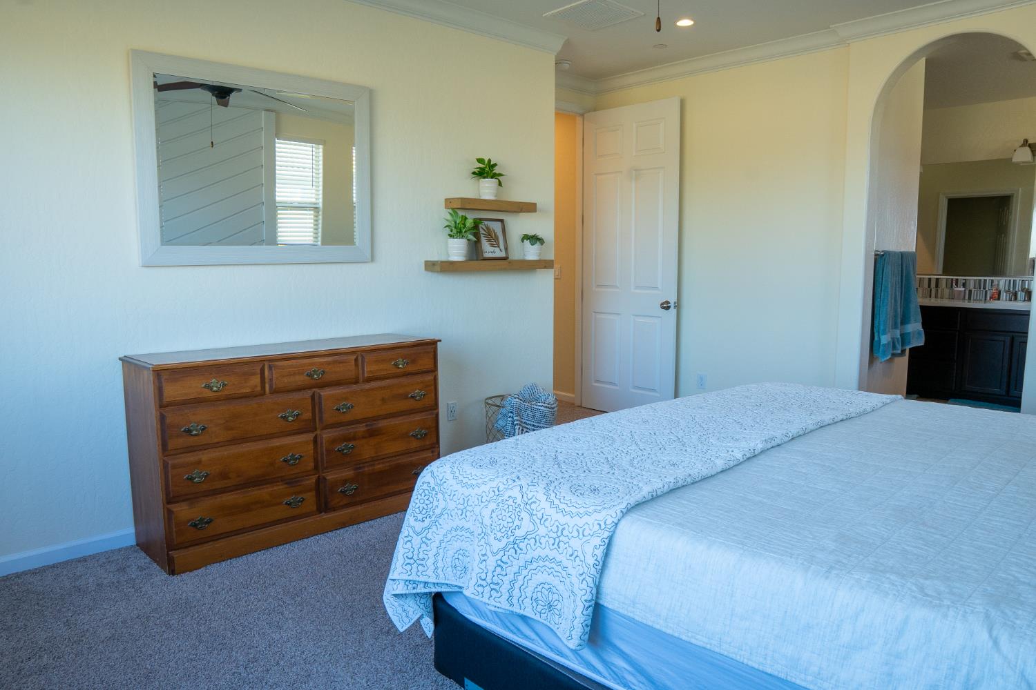 470 Daphne Ln, Lemoore, CA 93245