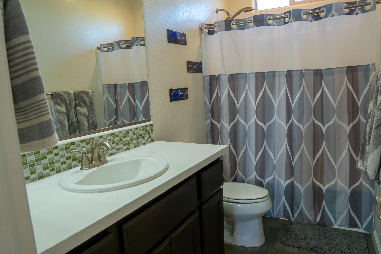 470 Daphne Ln, Lemoore, CA 93245